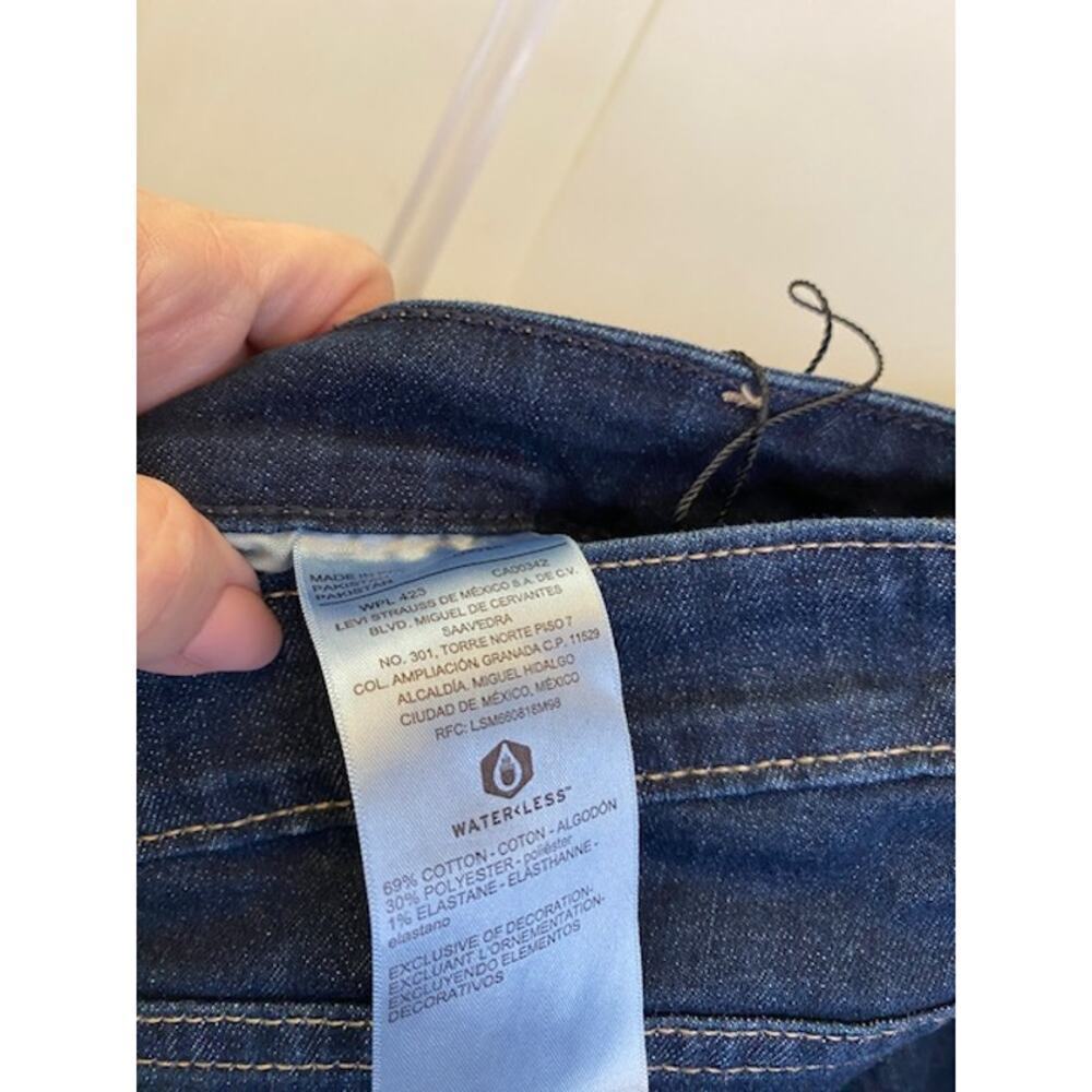Levi's Signature Mid Rise Dark Wash Shorts Size 16 Waist 33 - Picture 3 of 9